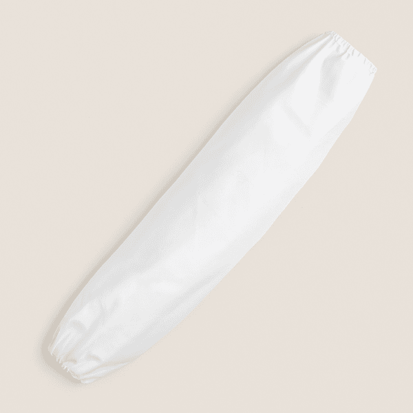 Cubre mangas desechable blanco, fabricado en material plástico resistente e impermeable.