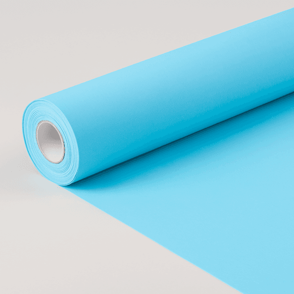 Rollo de papel para camilla de polipropileno azul, parcialmente desenrollado sobre una superficie blanca.