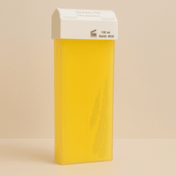 Imagen de un Roll-on Universal Natural de 100 ml, presentado en un cartucho rectangular amarillo con tapa blanca, posado sobre un fondo beige claro. Este producto destaca por su diseño práctico y limpio, ideal para aplicar desodorante de forma fácil, precisa y natural. Su presentación transmite frescura, higiene y un enfoque natural para el cuidado diario.