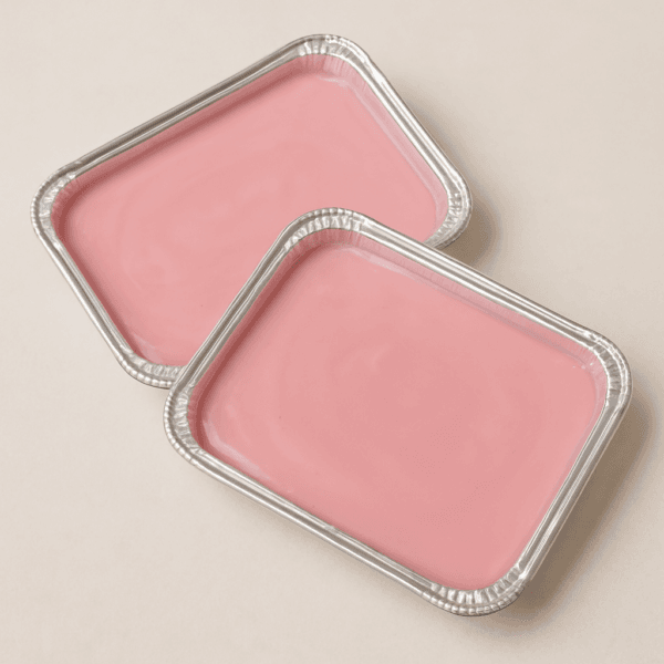 Cera caliente rosa en bandeja de aluminio para piel sensible