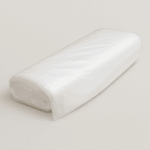 Bolsa transparente con fundas protectoras blancas para bañera de pedicura, enrolladas y listas para su uso.