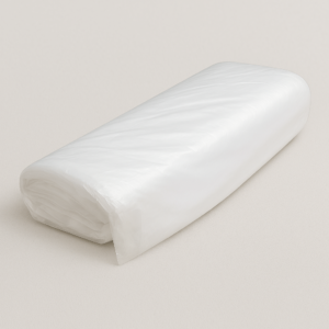 Bolsa transparente con fundas protectoras blancas para bañera de pedicura, enrolladas y listas para su uso.