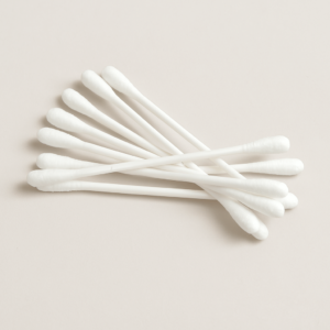 Los bastoncillos de algodón con doble punta son un básico indispensable en cualquier centro de estética, maquillaje profesional o rutina de belleza en casa. Este pack contiene 100 unidades con diseño ergonómico que ofrece una punta redonda suave para limpiezas delicadas y una punta fina precisa para retoques o aplicaciones localizadas. Fabricados con algodón de alta calidad, proporcionan una textura suave y firme, ideal para eliminar residuos, corregir errores de maquillaje, o aplicar productos con máxima higiene. Perfectos para uso facial, manicuras, tratamientos cosméticos y más.