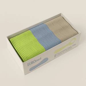 Caja de 100 navajas desechables en colores verde, azul y beige, alineadas dentro de un estuche plástico con tapa transparente. Pack de 100 navajas desechables en colores surtidos. Afiladas, ligeras y con precinto de seguridad para un uso profesional higiénico.