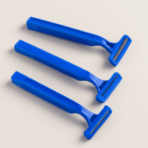 Las cuchillas de afeitar azules de una hoja son la herramienta ideal para centros de estética, depilación láser, peluquerías o uso personal. Su diseño práctico y funcional permite un afeitado preciso, higiénico y rápido. Este pack de 100 unidades garantiza comodidad y rendimiento en tratamientos diarios. Las cuchillas están fabricadas en material ligero y resistente, con mango azul ergonómico y hoja simple que proporciona un acabado limpio y profesional sin irritaciones.