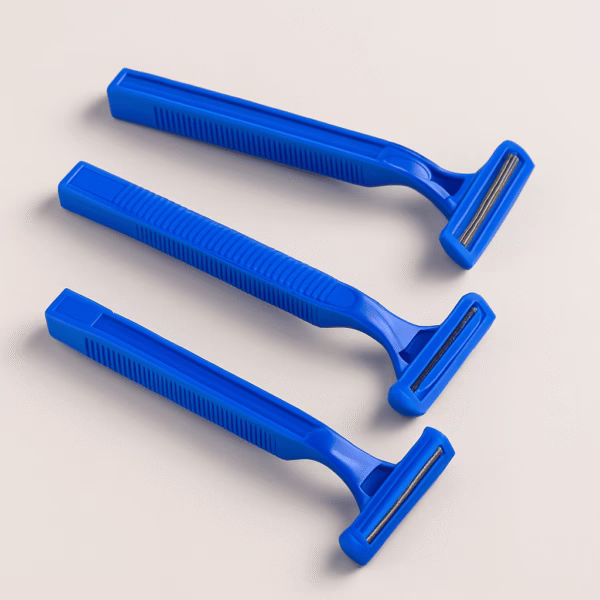 Cuchillas de Afeitar Azules de 1 Hoja Las cuchillas de afeitar azules de una hoja son la herramienta ideal para centros de estética, depilación láser, peluquerías o uso personal. Su diseño práctico y funcional permite un afeitado preciso, higiénico y rápido. Este pack de 100 unidades garantiza comodidad y rendimiento en tratamientos diarios. Las cuchillas están fabricadas en material ligero y resistente, con mango azul ergonómico y hoja simple que proporciona un acabado limpio y profesional sin irritaciones.