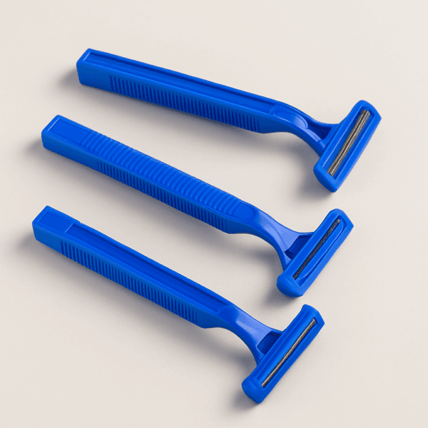 Las cuchillas de afeitar azules de una hoja son la herramienta ideal para centros de estética, depilación láser, peluquerías o uso personal. Su diseño práctico y funcional permite un afeitado preciso, higiénico y rápido. Este pack de 100 unidades garantiza comodidad y rendimiento en tratamientos diarios. Las cuchillas están fabricadas en material ligero y resistente, con mango azul ergonómico y hoja simple que proporciona un acabado limpio y profesional sin irritaciones.