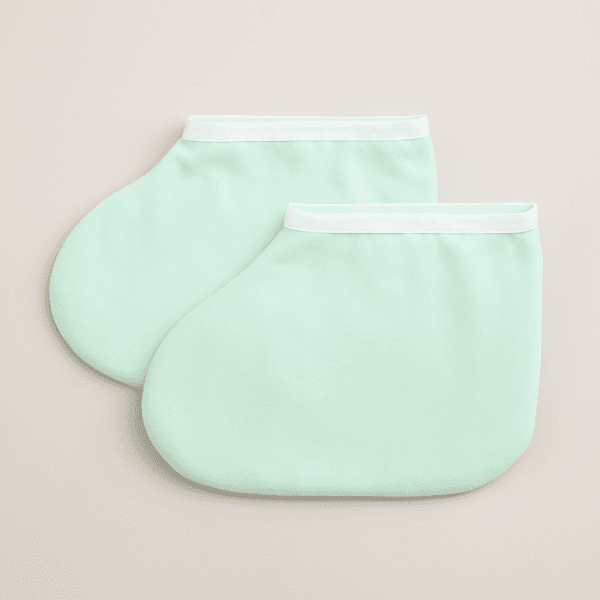 Par de peucos de rizo verde menta para parafina, vistos de perfil sobre fondo gris claro. Diseñados para retener el calor en tratamientos estéticos.