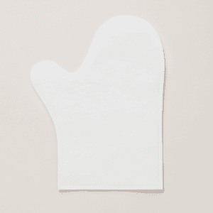 Manopla desechable blanca sin dedos, fabricada en material fino y flexible, ideal para estética o higiene, sobre fondo gris claro. Manopla desechable transparente, sin dedos. Paquete de 50 unidades. Perfecta para tratamientos corporales, higiene o spa.