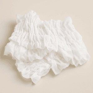 En papelcamilla.com te ofrecemos este pack de 100 diademas desechables blancas , fabricadas en celulosa suave y de alta calidad , perfectas para proteger el cabello durante tratamientos estéticos faciales, limpieza de cutis, aplicación de mascarillas o sesiones de maquillaje profesional . Gracias a su diseño cómodo y adaptable, estas bandas se ajustan fácilmente al contorno de la cabeza sin causar molestias. Son una solución práctica e higiénica tanto para centros de estética y spas como para eventos especiales como bodas o sesiones de maquillaje para invitadas . ✅ Características: Material: Celulosa blanca suave Talla única , adaptable Desechables, de un solo uso Presentación: Paquete de 100 unidades Uso recomendado: estética, maquillaje, tratamientos faciales. Ofrece a tus clientes una experiencia profesional, cómoda y segura con estas diademas protectoras desechables . Ideales para mantener el cabello limpio y recogido durante cualquier tratamiento facial o momento especial.