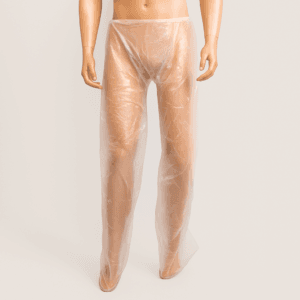 Pantalón desechable fabricado en polietileno transparente, diseñado específicamente para tratamientos de presoterapia. Presentado en talla única, su material plástico garantiza una barrera eficaz y segura durante los procedimientos. Cubre desde la cintura hasta los pies (cerrados sin abertura), proporcionando aislamiento completo sin necesidad de usar ropa interior. Producto higiénico, cómodo y fácil de colocar. Ideal para centros de estética, spas y clínicas de tratamientos corporales.