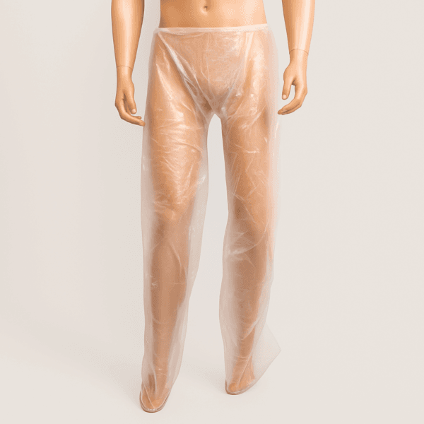 Pantalón desechable fabricado en polietileno transparente, diseñado específicamente para tratamientos de presoterapia. Presentado en talla única, su material plástico garantiza una barrera eficaz y segura durante los procedimientos. Cubre desde la cintura hasta los pies (cerrados sin abertura), proporcionando aislamiento completo sin necesidad de usar ropa interior. Producto higiénico, cómodo y fácil de colocar. Ideal para centros de estética, spas y clínicas de tratamientos corporales.