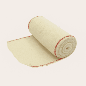 Rollo de venda elástica color beige claro con bordes cosidos en rojo, parcialmente desenrollado sobre una superficie neutra.
