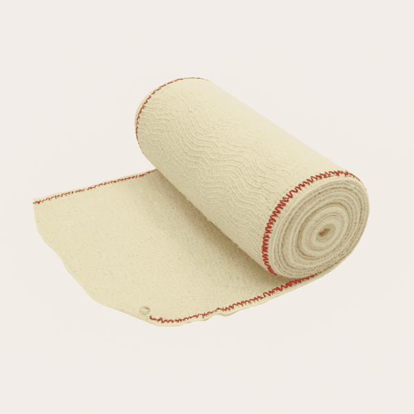 Rollo de venda elástica color beige claro con bordes cosidos en rojo, parcialmente desenrollado sobre una superficie neutra.