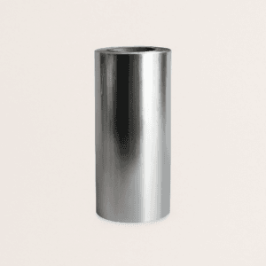 Rollo de papel de aluminio de uso profesional, con dimensiones de 12 cm de ancho y 70 metros de largo. Diseñado para facilitar trabajos técnicos como mechas, reflejos o coloraciones en peluquería. Su grosor y resistencia evitan roturas, permitiendo un uso seguro y preciso. El diseño moderno y la imagen con medidas visibles refuerzan su carácter profesional, perfecto para salones que buscan eficacia y presentación impecable.