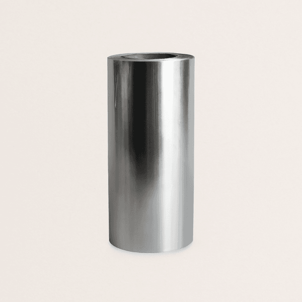 Rollo de papel de aluminio de uso profesional, con dimensiones de 12 cm de ancho y 70 metros de largo. Diseñado para facilitar trabajos técnicos como mechas, reflejos o coloraciones en peluquería. Su grosor y resistencia evitan roturas, permitiendo un uso seguro y preciso. El diseño moderno y la imagen con medidas visibles refuerzan su carácter profesional, perfecto para salones que buscan eficacia y presentación impecable.