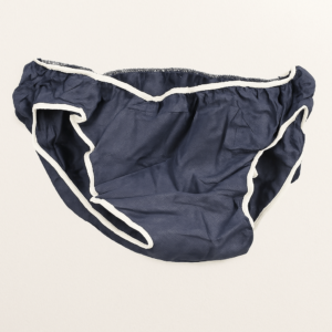 Calzoncillo slip desechable para hombre, diseñado para ofrecer máxima comodidad e higiene en centros de estética, masajes y spas. Fabricado con material transpirable y ligero, proporciona comodidad y protección durante los tratamientos. Su diseño en color azul con ribetes blancos asegura un ajuste seguro y discreto. Cada pack incluye 25 unidades, envasadas individualmente, garantizando la máxima higiene y practicidad en su uso. Perfectos para tratamientos de belleza, depilación y bienestar, estos calzoncillos desechables son una solución práctica y profesional para tu negocio. ¡Asegura la higiene y confort de tus clientes con este pack de 25 slips desechables!