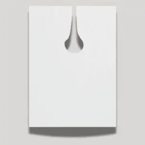 Capa desechable blanca con abertura para el cuello, diseñada para proteger durante tintes y cortes de pelo.