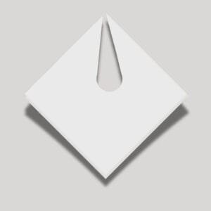 Capa desechable blanca de celulosa con abertura para el cuello, ideal para maquillaje profesional.