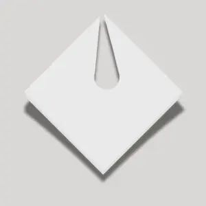 Capa desechable blanca de celulosa con abertura para el cuello, ideal para maquillaje profesional.