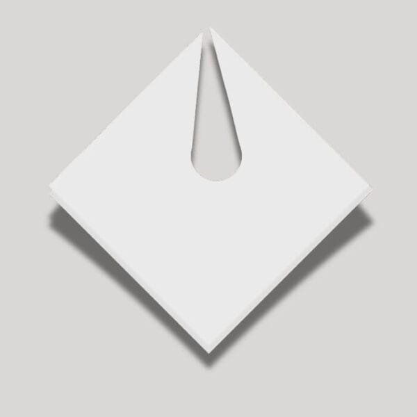 Capa desechable blanca de celulosa con abertura para el cuello, ideal para maquillaje profesional.