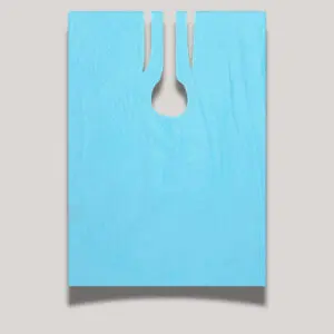 Capa de plástico desechable en color azul con abertura para cuello, ideal para tintes en peluquería.