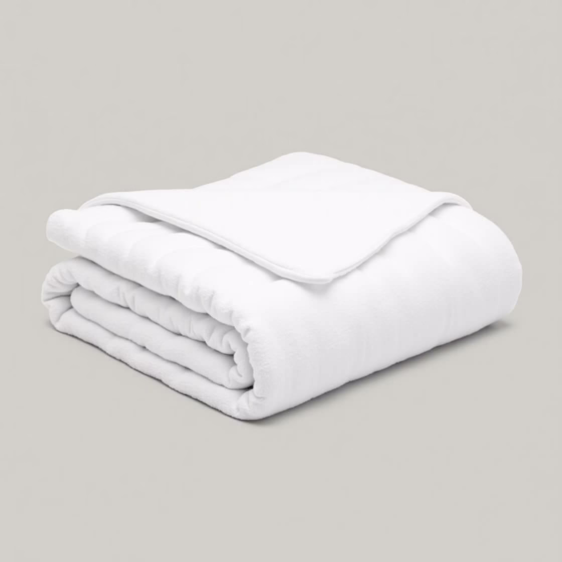 ábana cubrecamillas de algodón rizado ajustable, blanca y doblada sobre un fondo neutro.