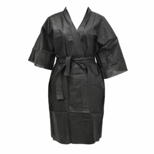 Bata desechable negra tipo kimono de 30 g con cinturón, vista frontal sobre fondo blanco
