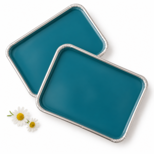 Dos bandejas de cera azuleno con flores de manzanilla decorativas sobre fondo blanco