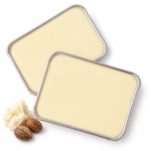 Dos bandejas de cera blanca con manteca de karité decorativa sobre fondo blanco