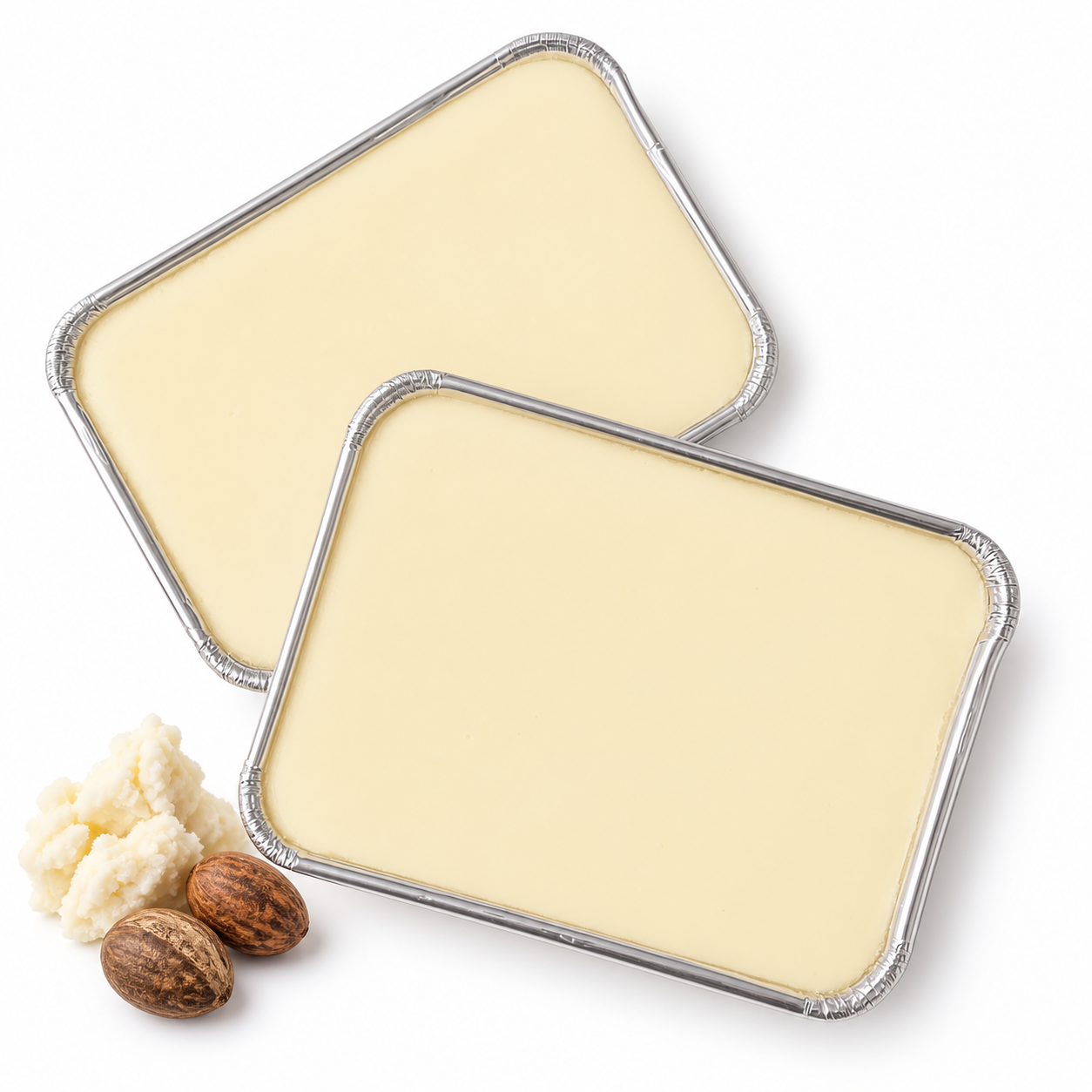 Dos bandejas de cera blanca con manteca de karité decorativa sobre fondo blanco