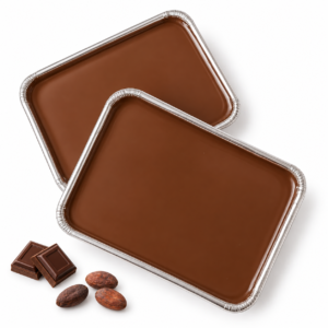 Dos bandejas de cera chocolate con chocolate y cacao decorativos sobre fondo blanco