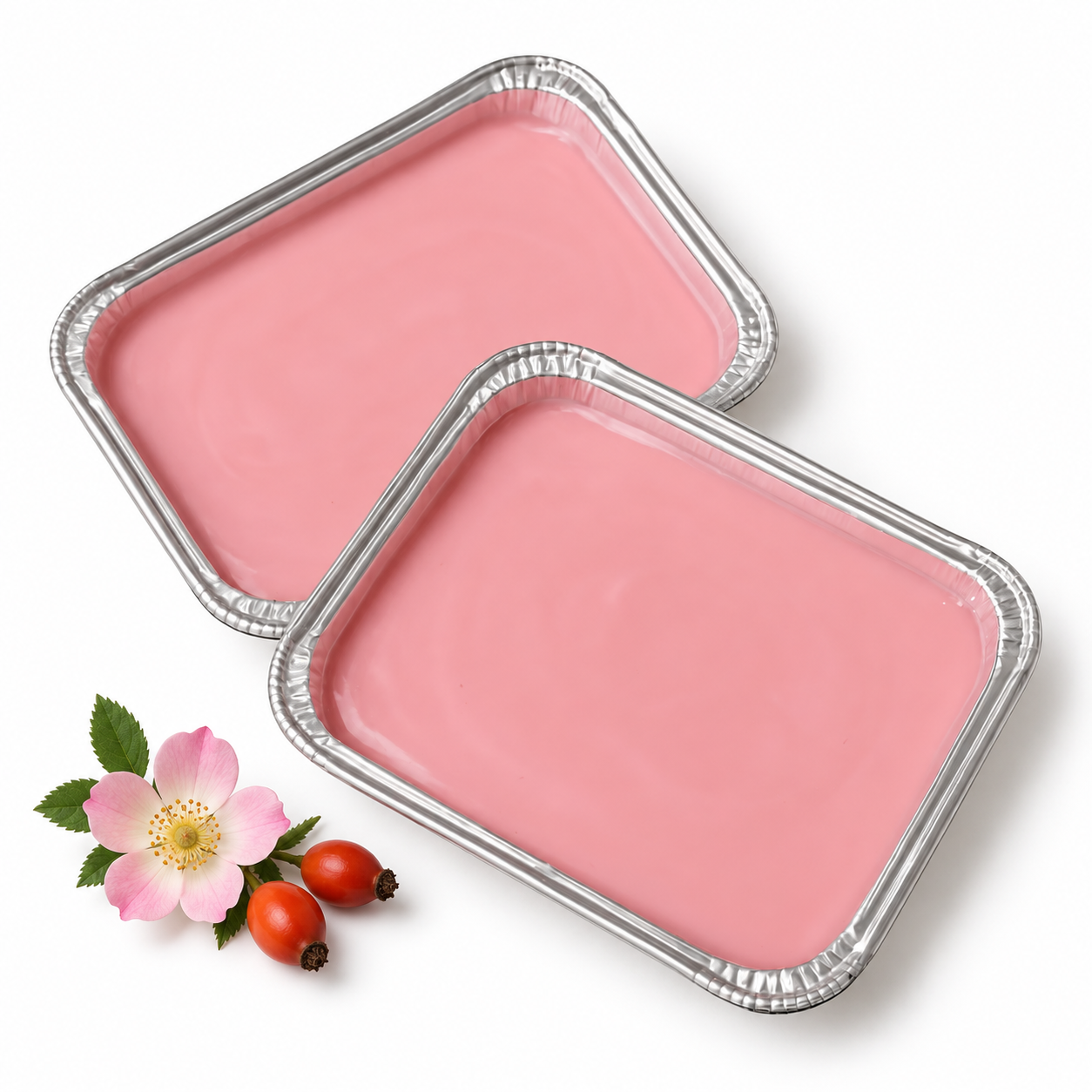 Dos bandejas de cera rosa con flor y frutos de rosa mosqueta decorativos sobre fondo blanco