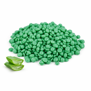 Perlas de cera aloe vera con hojas de aloe decorativas sobre fondo blanco