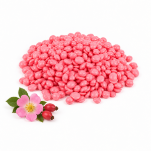 Perlas de cera rosa con flor y frutos de rosa mosqueta decorativos sobre fondo blanco