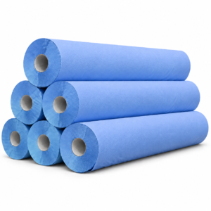 Pack de 6 rollos de papel camilla azul, tumbados y apilados sobre fondo blanco