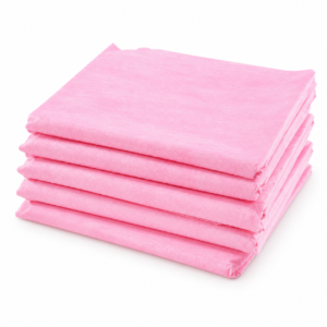 Pack de 5 sábanas cubrecamillas rosas de 80 x 210 cm, dobladas y apiladas sobre fondo blanco