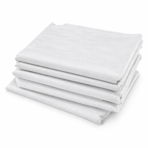 Pack de 5 sábanas cubrecamillas blancas, dobladas y apiladas sobre fondo blanco
