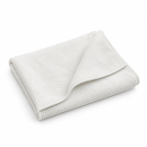 Toalla de microfibra blanca de 40 × 75 cm doblada sobre fondo blanco