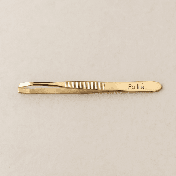 Pinza de depilar dorada con punta biselada para precisión facial