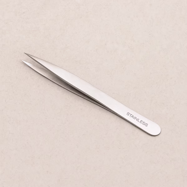 Pinza de depilar metálica punta fina 9,5 cm para precisión facial