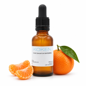 Frasco KOKEN de aceite esencial de mandarina con mandarina y gajos sobre fondo blanco