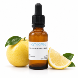 Frasco KOKEN de aceite esencial de pomelo blanco con fruto y gajo de pulpa clara sobre fondo blanco