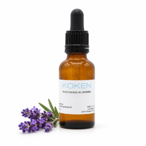 Frasco KOKEN de aceite esencial de lavanda con flores de lavanda sobre fondo blanco