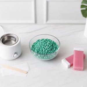 Productos de cera depilatoria profesional para salones de belleza incluyendo perlas de cera azuleno, cartuchos roll-on y calentador profesional sobre mesa blanca