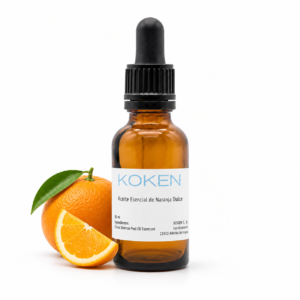 Frasco de aceite de naranja dulce Koken de 30 ml sobre fondo blanco con elemento botánico