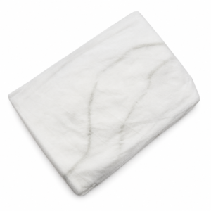 Funda blanca de polipropileno para camilla, mostrada doblada