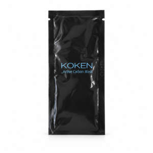 Sobre negro Koken Active Carbon Mask de 9 g sobre fondo blanco